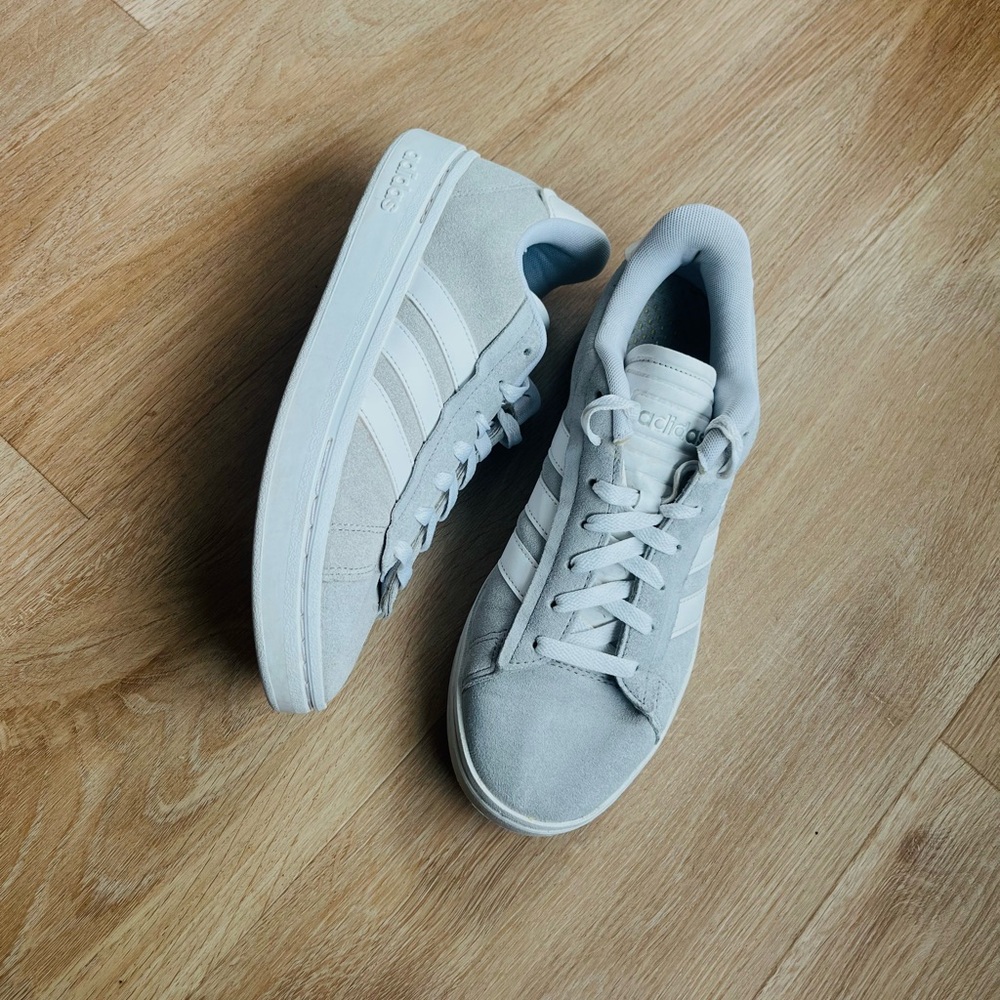 ADIDAS tennis shoe size 9 - Picture 4 of 8